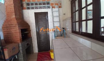 CASA EM CONDOMÍNIO FECHADO