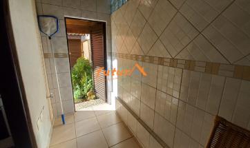 CASA EM CONDOMÍNIO FECHADO
