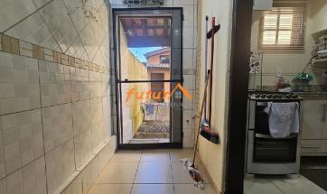 CASA EM COND. FECHADO