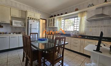 CASA EM BAIRRO PRÓX. CENTRO
