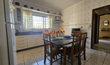 CASA EM BAIRRO PRÓX. CENTRO
