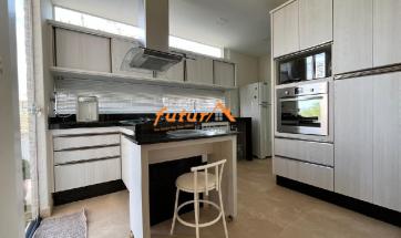 CASA EM COND. FECHADO