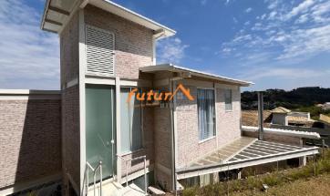 CASA EM COND. FECHADO