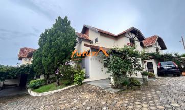 CASA EM COND. FECHADO