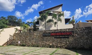 CASA EM COND. FECHADO